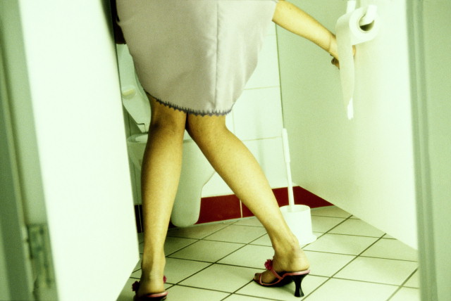 Женщина в туалете и её действия